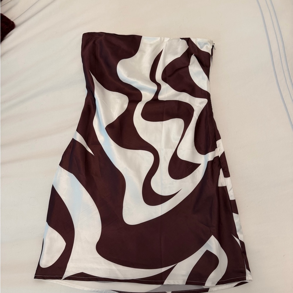 SNDYS. Strapless Dress in Brown and White